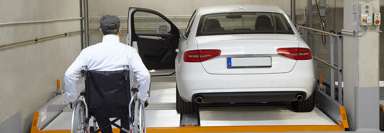 Usuarios de silla de ruedas con vehículos estacionados en un sistema de estacionamiento